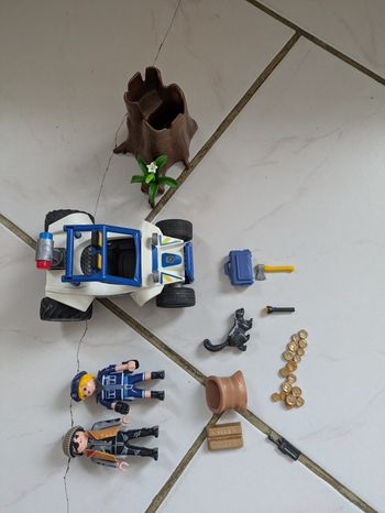 Policier avec voiturette Playmobil