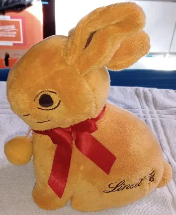 Peluche lapin ( le grand ) moutarde + noeud rouge + cloche Lindt