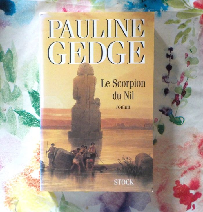 LE SCORPION DU NIL de Pauline GEDGE Ed. Stock