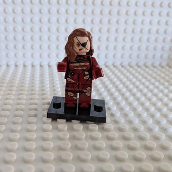 Figurine Guerrière Écarlate post-apo, style lego