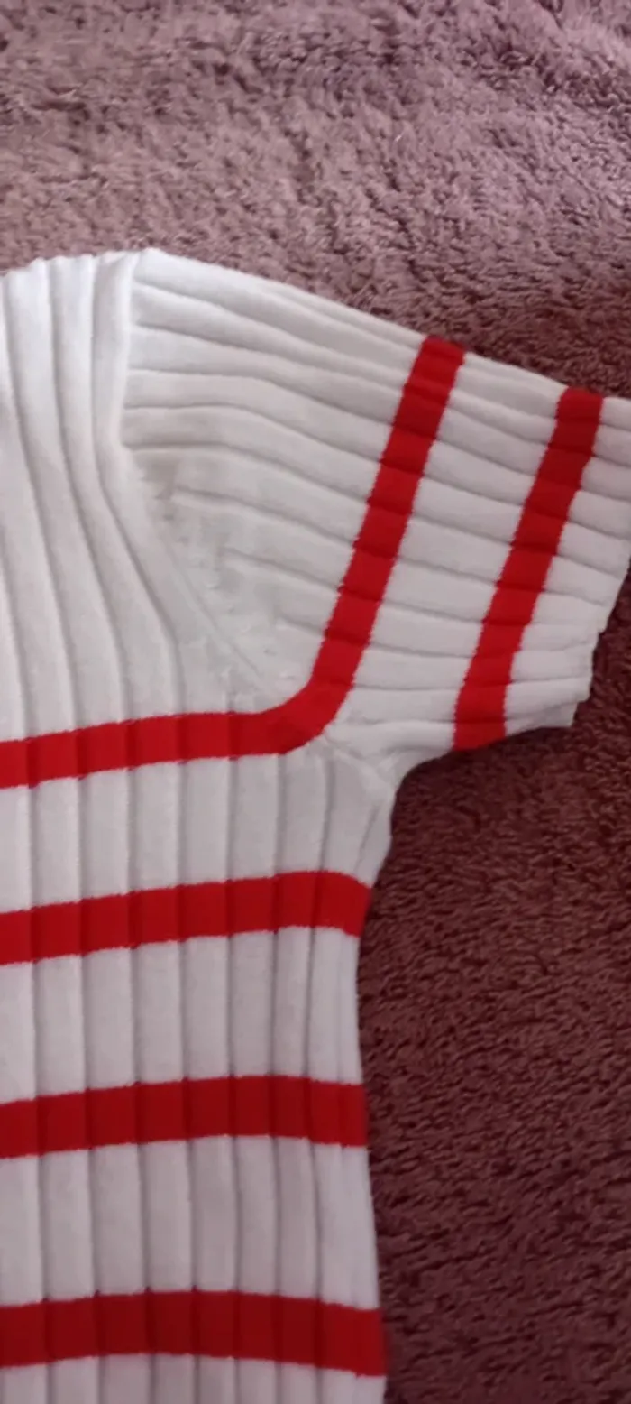 Très joli Tee-shirt blanc crème à rayures rouge primark 4/5ans - photo numéro 5