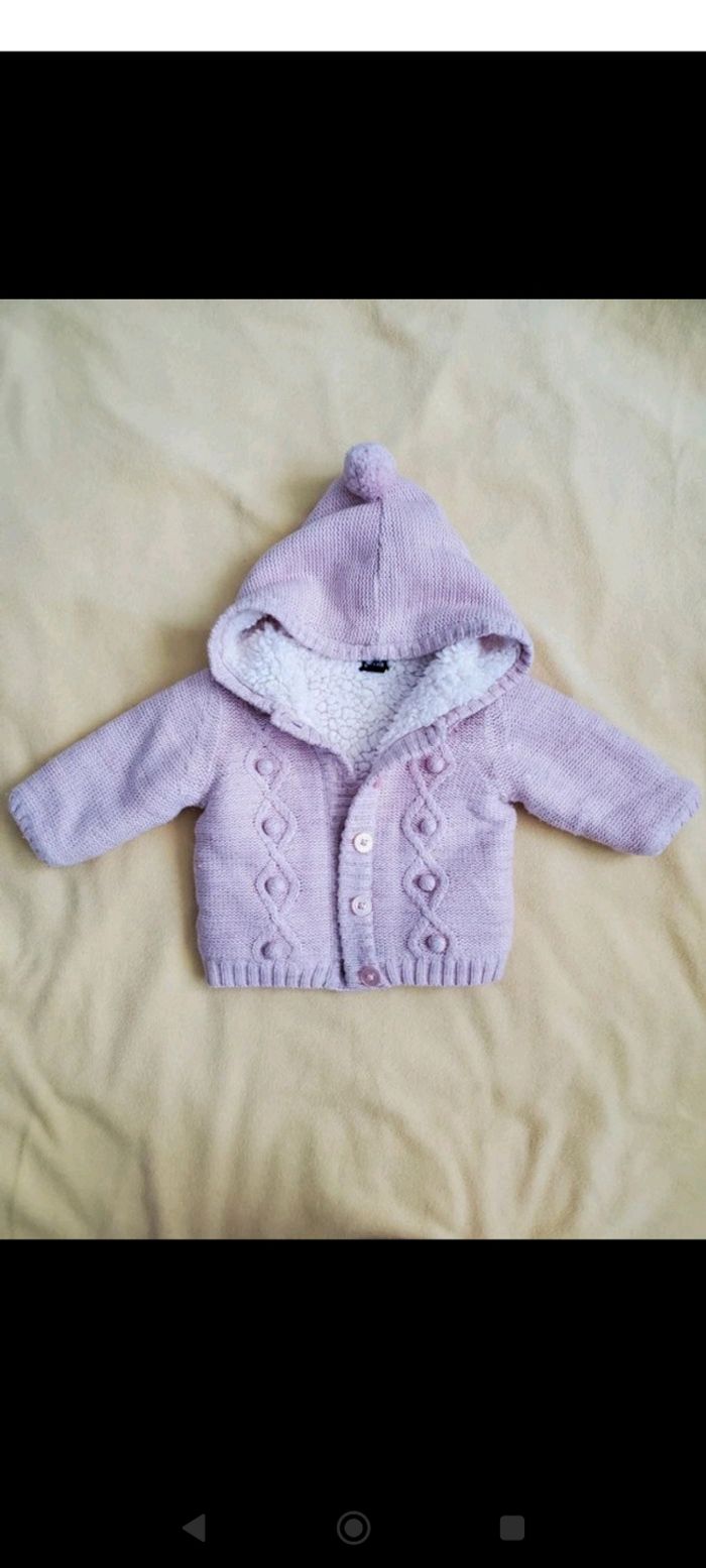 Gilet chaud rose avec pompon beaux détails