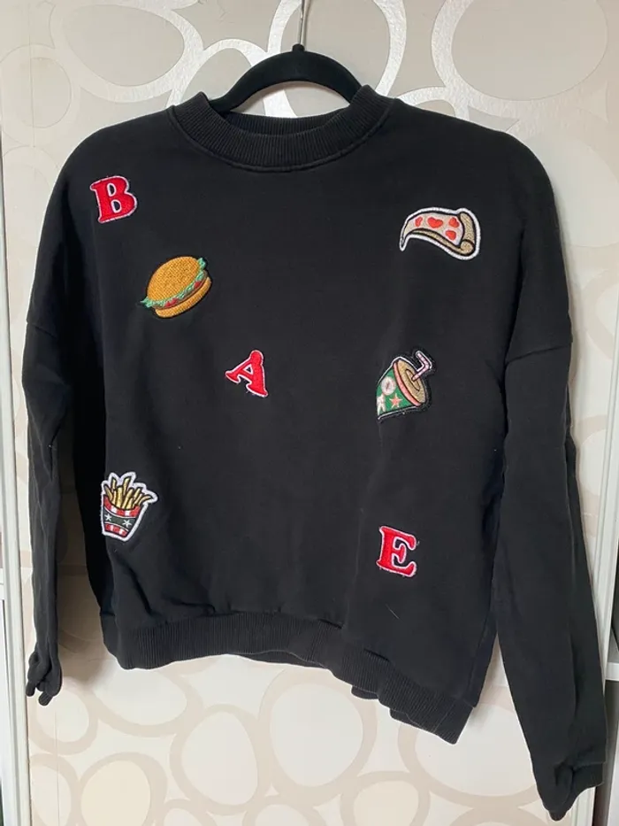 sweat shirt pull&bear noir taille S détail broderies