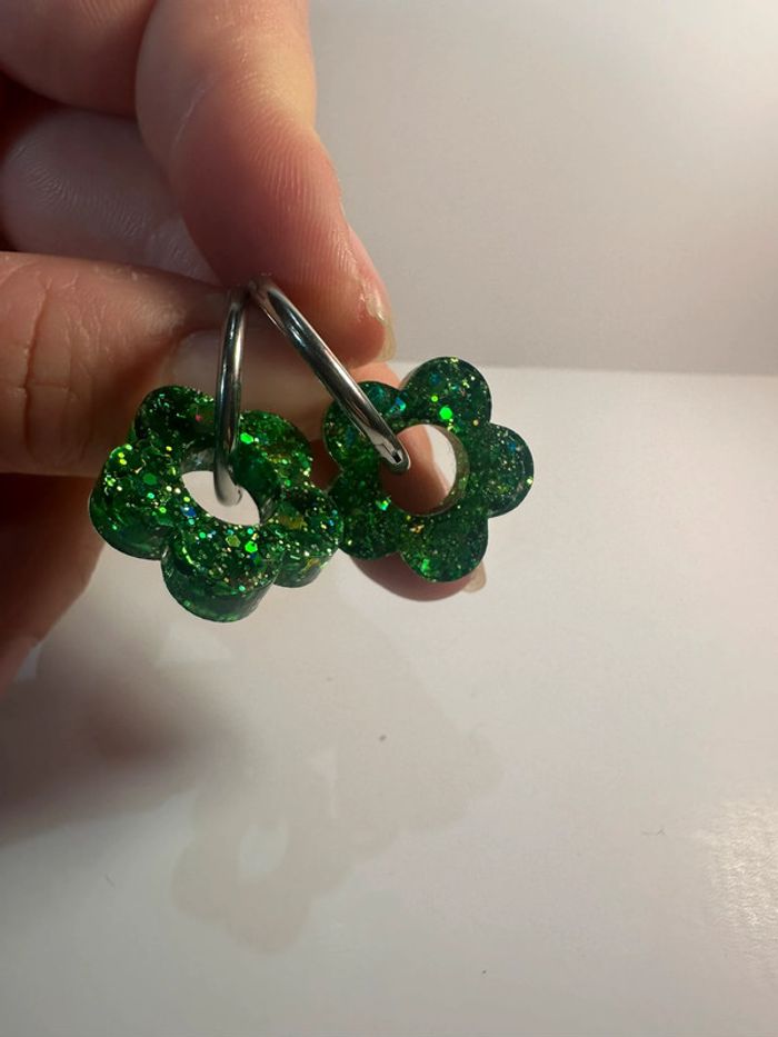 Créoles fleurs résine vertes - photo numéro 3