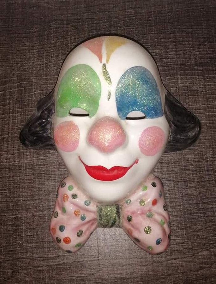 Masque clown mural
Environ 20 cm sur 17 cm
