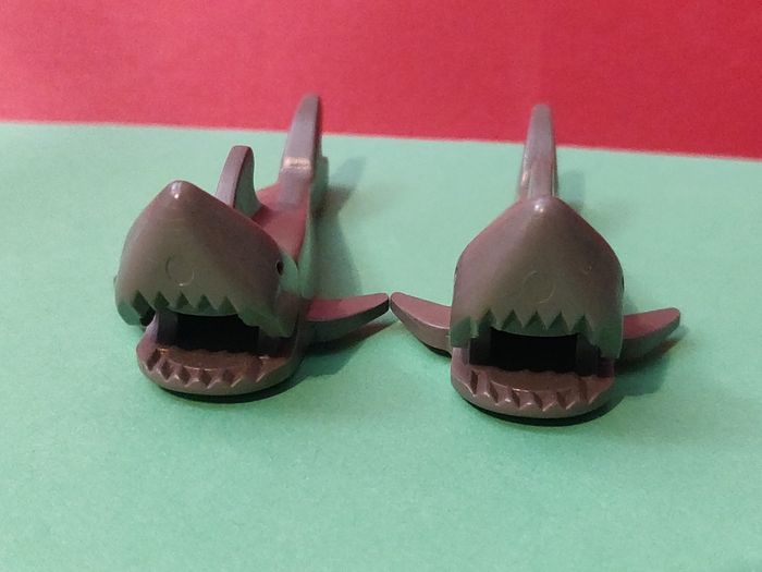 Lot 2 requins vintage gris Lego - en excellent état - vrai Lego - photo numéro 2
