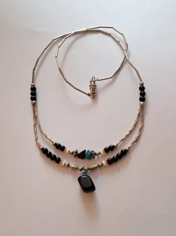 Collier 2 rangs perles argentées et pierres naturelles