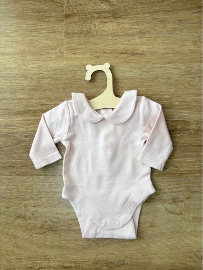 Body rose pâle avec un joli col - 1 mois