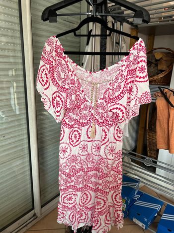 Robe d’été rose et blanche