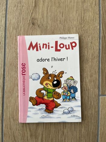 Mini loup adore l’hiver