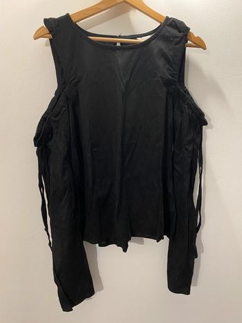 Blouse noire épaules dénudées