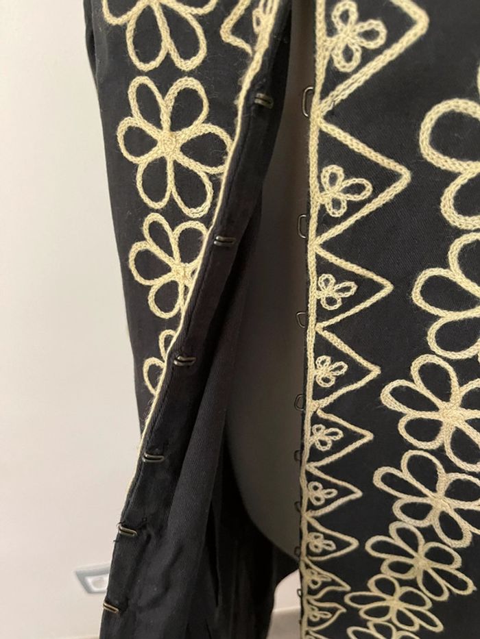 Manteau / pardessus noir brodé - Almatrechi - photo numéro 3