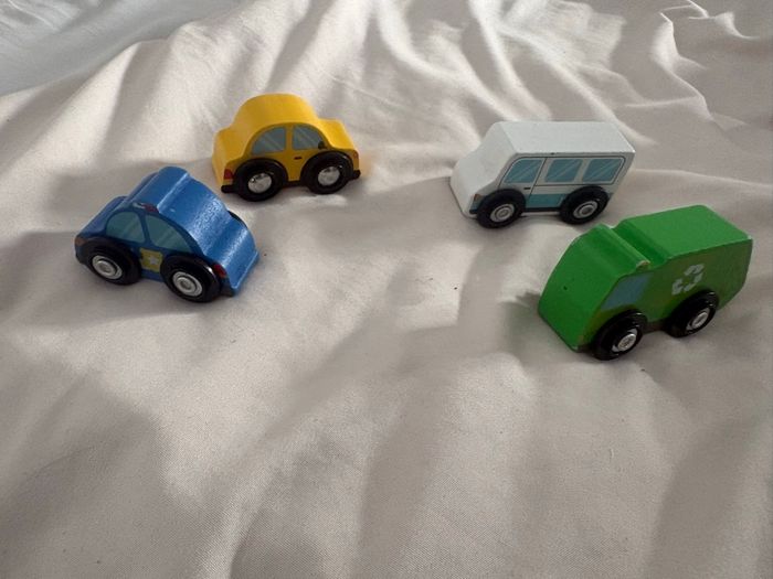 4 petites voiture en bois