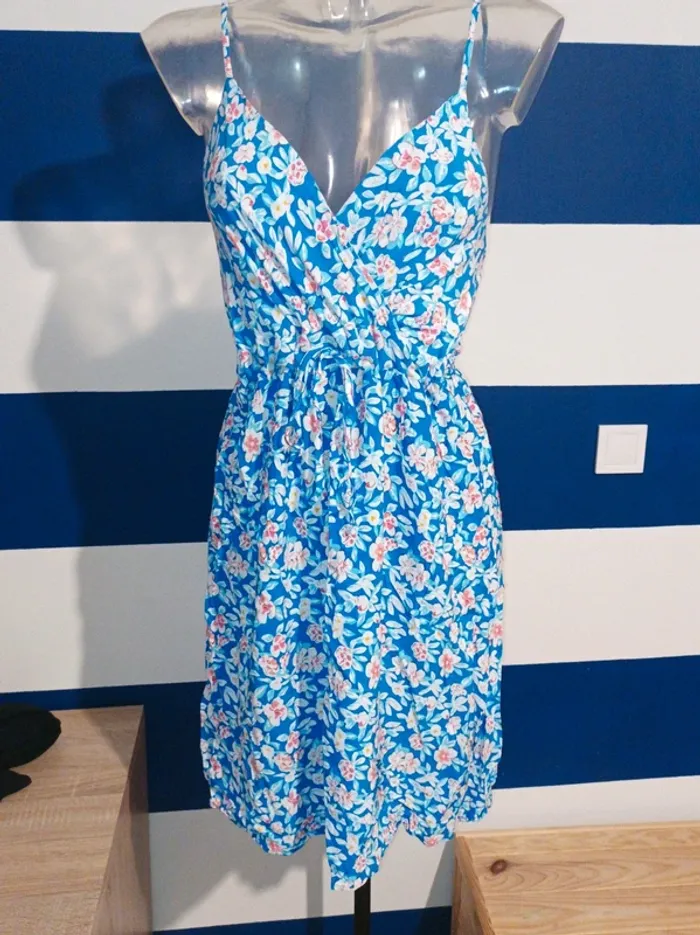 Jolie robe bleue fleuri femme taille 42/44