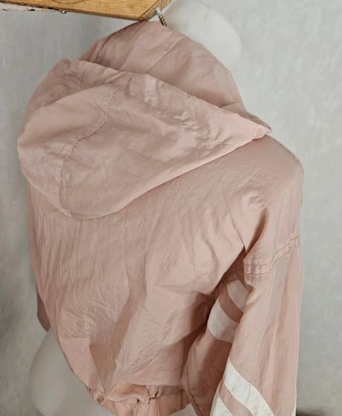 Veste imperméable, à capuche, manches
longues. Avec 2 poches.
Don't call me. Jennyfer.
Taille :XS - photo numéro 10