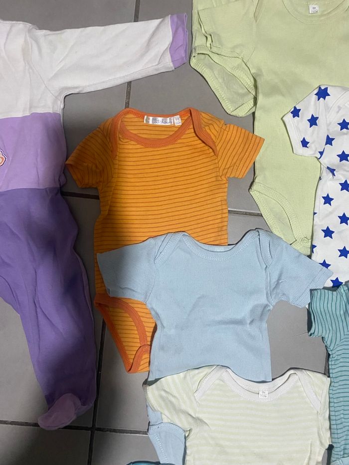 Lot body 9 mois (71 cms) + 1 pyjama - photo numéro 3