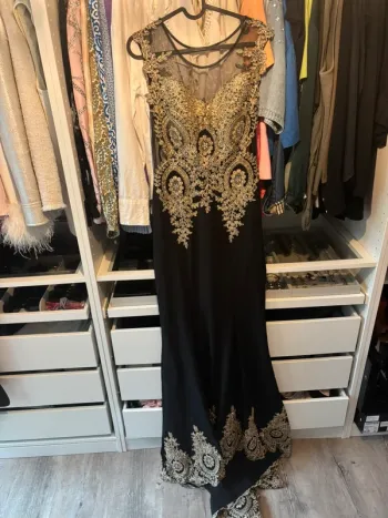 Robe sirène noire et dorée
