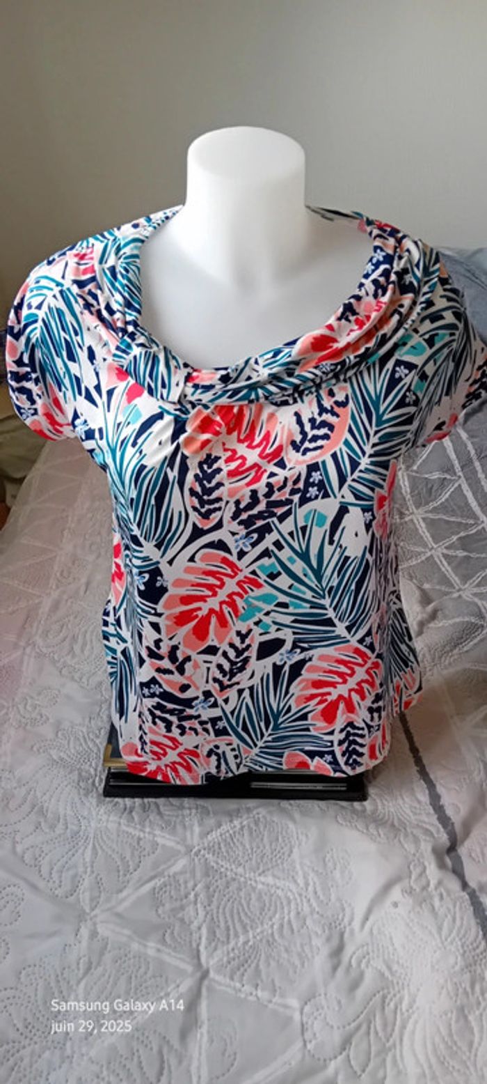 Haut fluide col bénitier imprimé fleurs feuilles tropicales multicolore femme M Riu - photo numéro 6