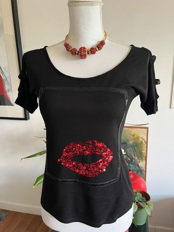 T-shirt femme noir épaules dénudées bouche rouge sequins taille 1
