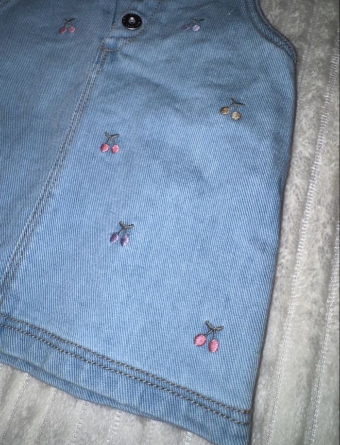 Robe en jean - cerises - Kiabi - 6 mois - Excellent état/comme neuf - photo numéro 4