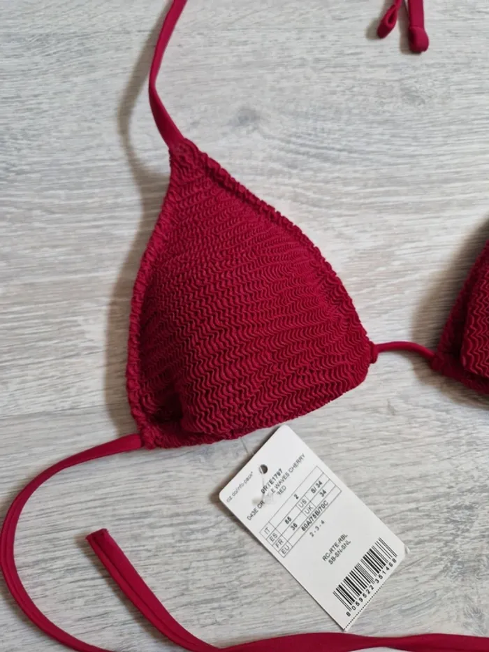 Bikini Calzedonia neuf avec étiquette Crinkle Waves cherry red
haut 85 rembourré bas XS brésilien - photo numéro 3