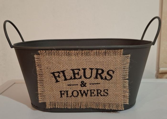 Petite baignoire décorative cottage neuve en métal. couleur gris foncé.