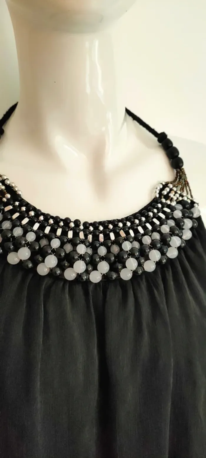 Robe noire d'été, avec plastron perlé - photo numéro 2