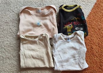 Lot de 4 bodies courtes manches multi-marques 18 mois