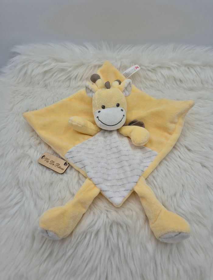 Doudou plat girafe jaune blanc marron Nicotoy
