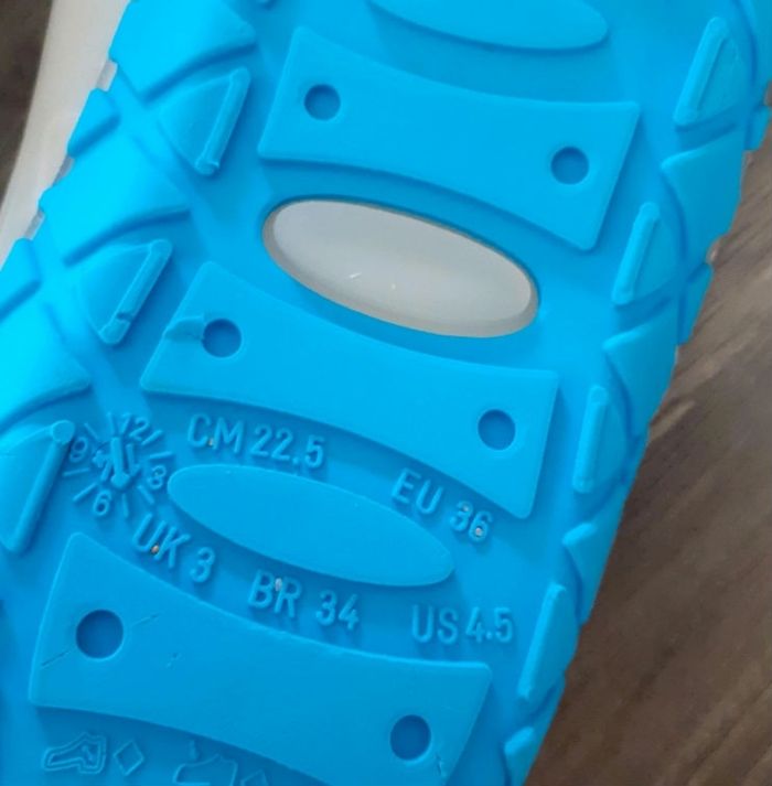 Chaussures de plage t. 34 - photo numéro 3