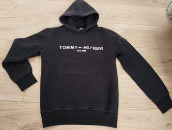Sweat Tommy Hilfiger Taille : L ( je pense 10/12 ans) Prix : 20 €