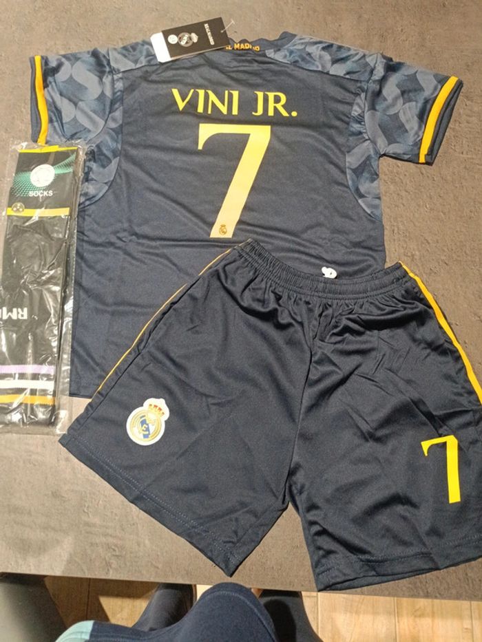 Tenue foot Real Madrid Vini Jr bleu. T.24