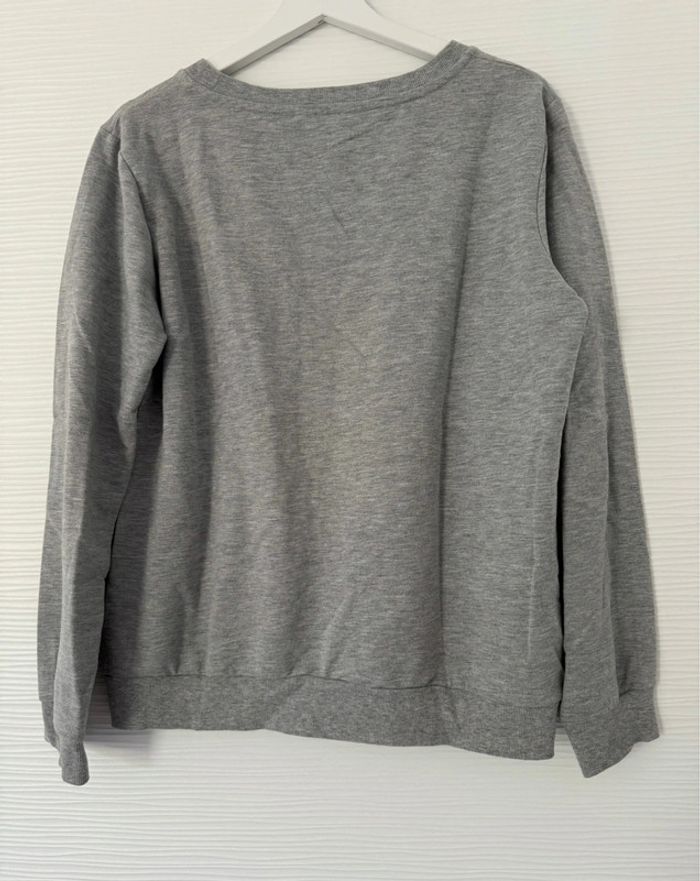 Pull sweat gris clair basique avec écriture rose à manches longues - photo numéro 5