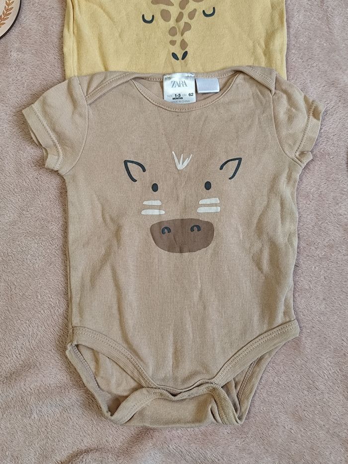 2 bodies manches courtes, Zara, 1-3 mois đŁ - photo numĂ©ro 3