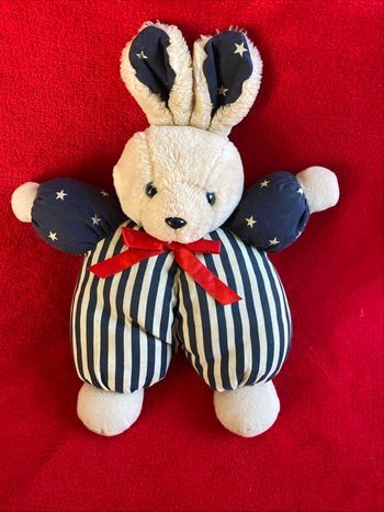 🇫🇷 Vertbaudet Peluche Doudou Lapin Bleu Étoiles Noeud Rouge Pouet 35 Cm NEUF