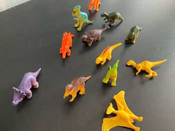 12 figurines dinosaures pour enfant en plastique