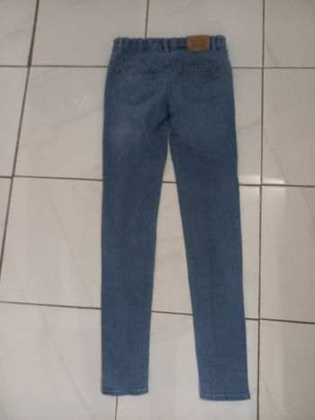 Levi,s fille taille 14 ans couleur bleu clair tres bonne etat