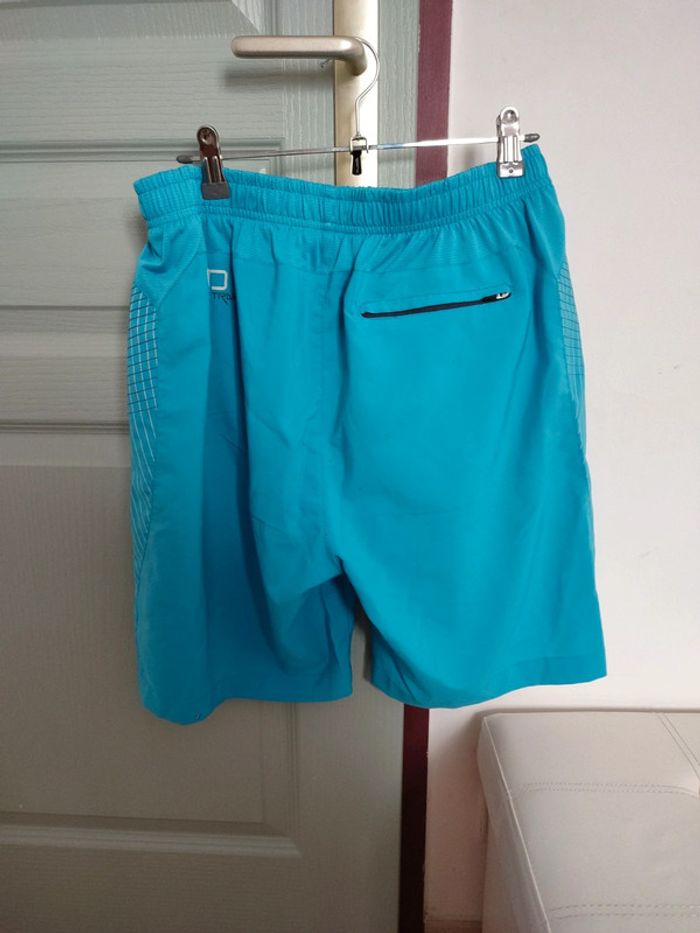 Short sport Umbro taille L - photo numéro 2