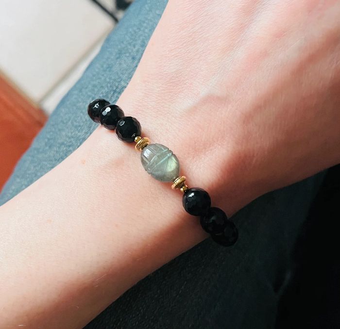 Bracelet amulette scarabée Labradorite et Onyx noir - photo numéro 3