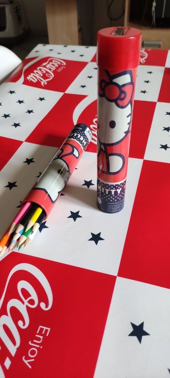 Crayons de couleur hello Kitty neuf avec taille crayon