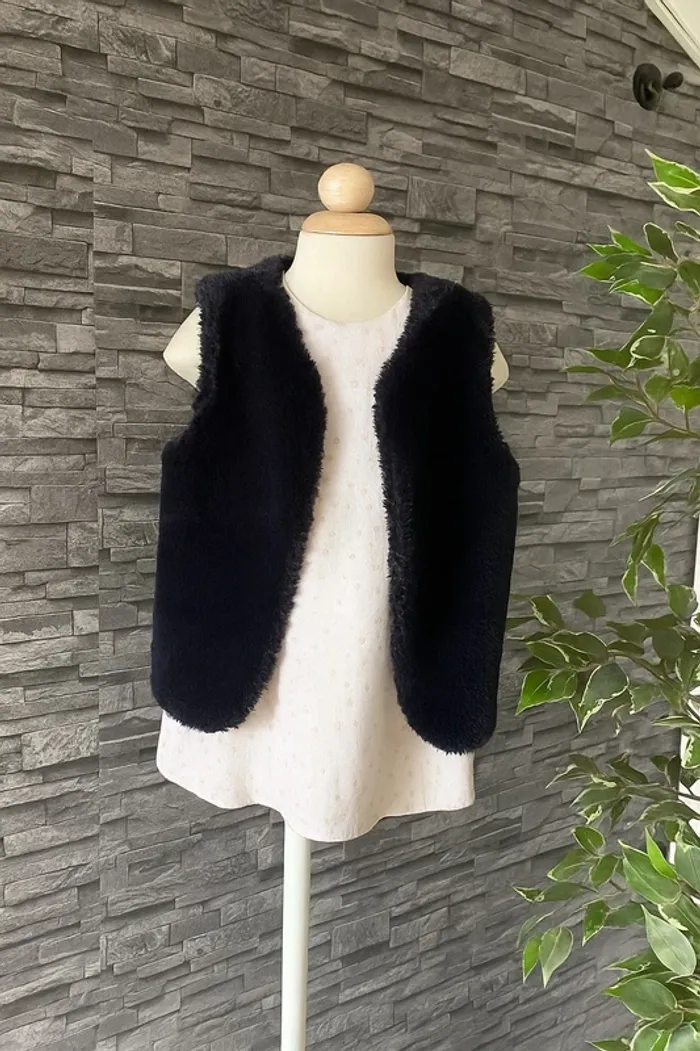 💙Gilet sans manches fille tout doux – taille 8 ans – Kiabi TBE 💙