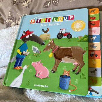 Livre petit loup à la ferme