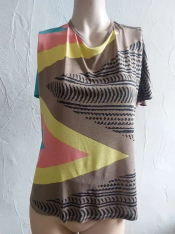 T-shirt coloré à motifs géométriques Taille S