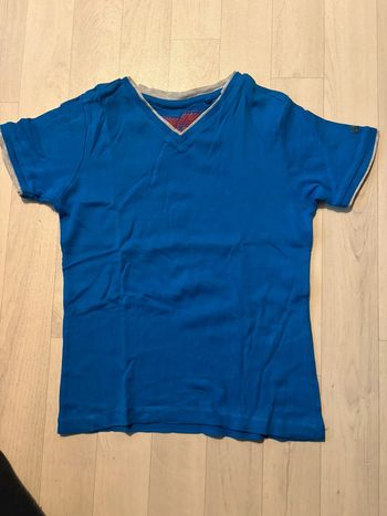 T-shirt bleu 9/10 ans col V manches courtes très bon état