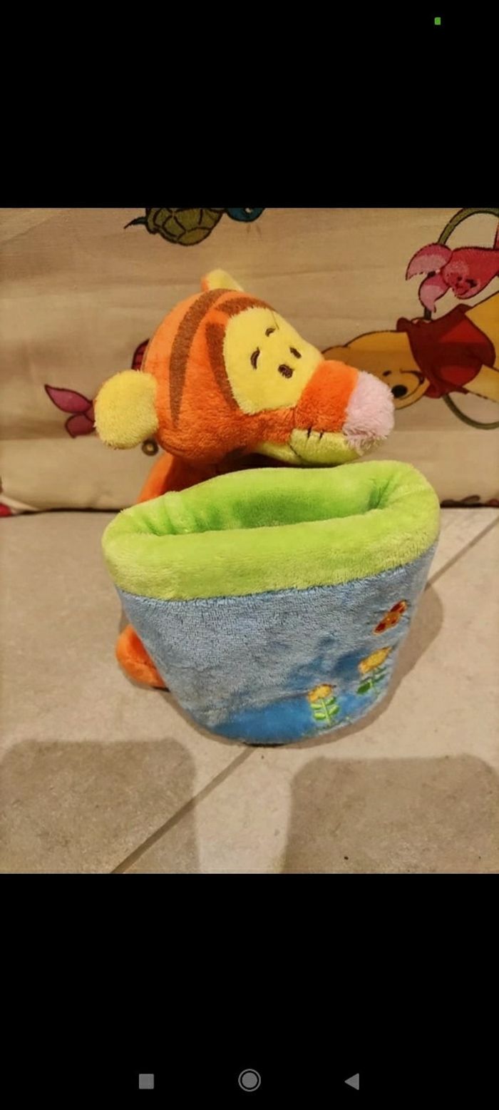 Petite peluche Tigrou avec un style de pot