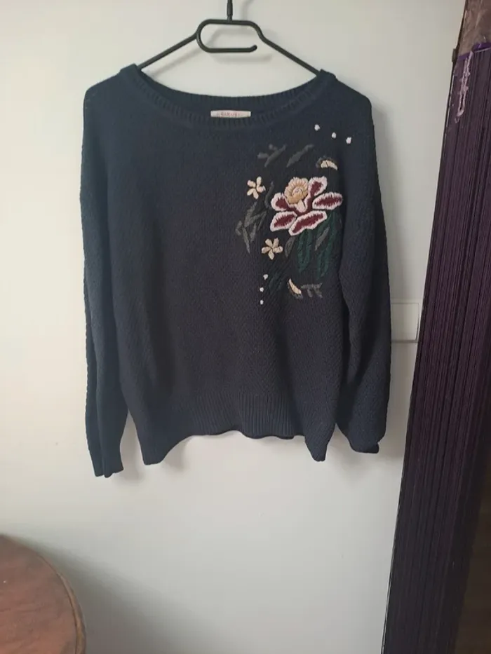 Pull marine broderie camaïeu
