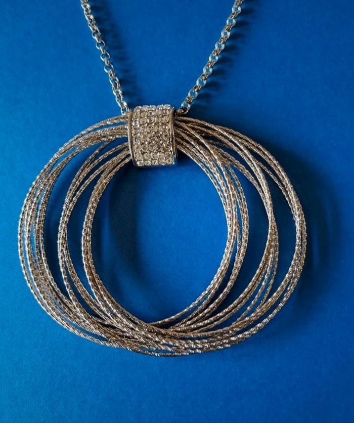 Collier long NEUF avec chaîne et médaillon argentés - photo numéro 5