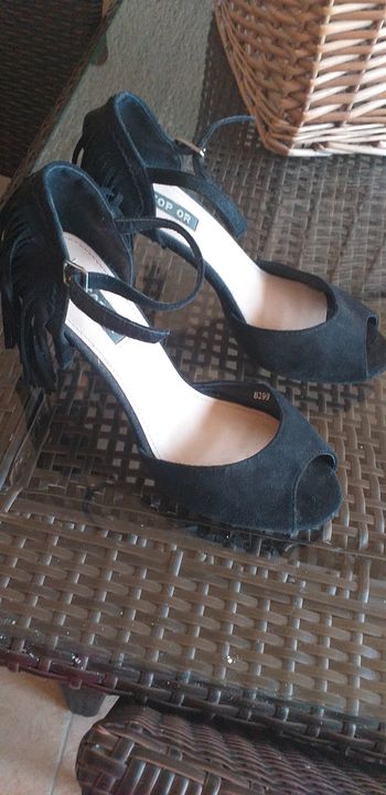 Nu pieds avec franges sur le talon 