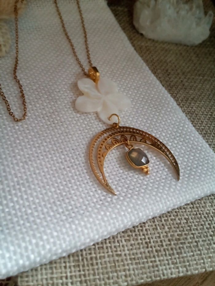 Collier bohème fleur n'a'c'r'é'e, lune filigranée et pierre de labradorite - photo numéro 3