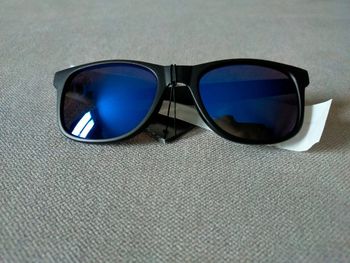 Lunettes de soleil enfant – Verres bleus miroir & monture noire mate